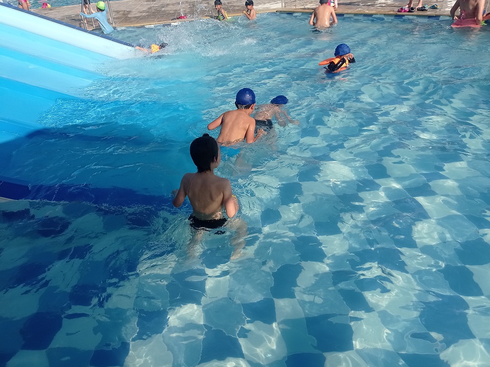 Niños en piscina 3