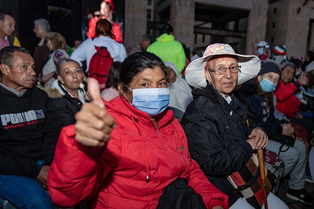 Personas mayores en la plaza de bolivar navidad 2