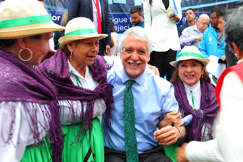 Alcalde Peñalosa con mujer de 3 edad