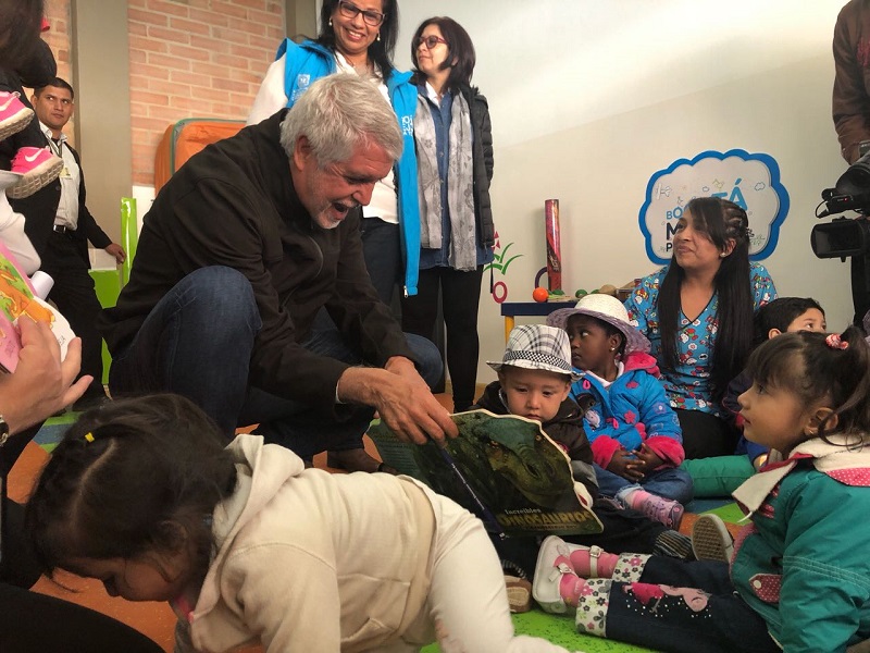 Alcalde Mayor de Bogotá entregando Jardines Infatiles
