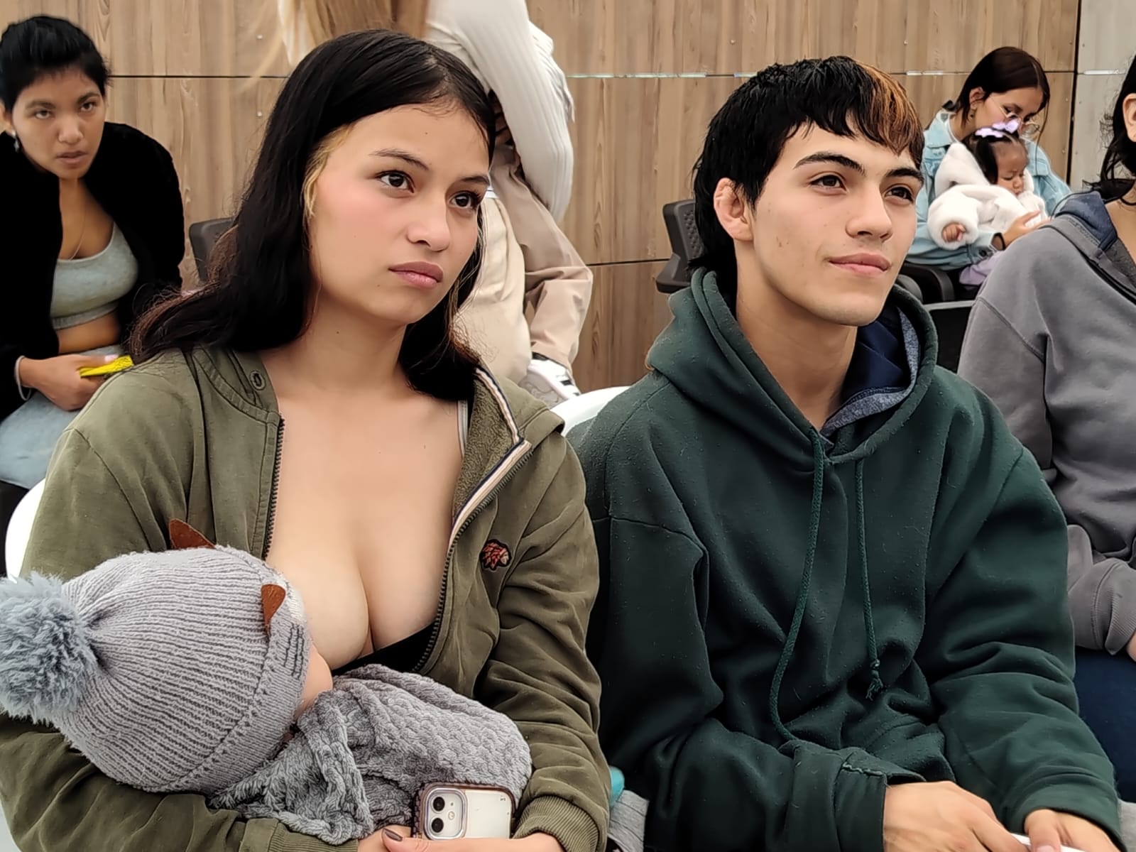 Foto dos personas realizando una exposición
