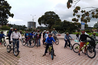 Niños y niñas con discapacidad, de los Centros Crecer de Suba y Usaquén, recorren la ciudad en bicicleta