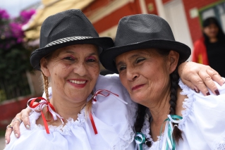 Bogotá teje vejeces para conmemorar el Día Internacional de las Personas Mayores