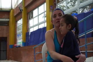 Al agua por primera vez, la experiencia de una familia que conoció una piscina gracias a Integración Social