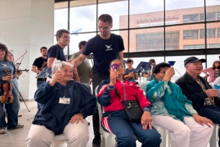 Comunidad de Cuidado El Bosque disfrutó un viaje sonoro de violines, violas y violonchelos con la Orquesta de Cámara Solidaria de España