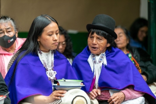 Personas mayores indígenas comparten saberes ancestrales con las nuevas generaciones
