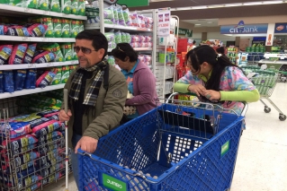 Integración Social  acompaña canje de bonos por alimentos en supermercados