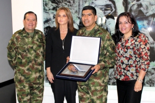 Integración Social entrega reconocimiento a Ejército Nacional del 'Sello de Empresa que Teje y Protege Familias'