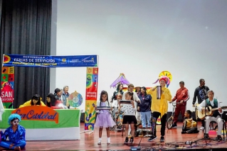 El arte y el teatro transforman las ferias de servicios en experiencias que conectan a Bogotá