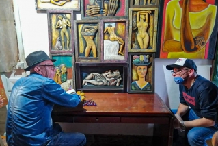 Adulto mayor que vendía su arte en la calle ahora ofrece sus productos por Internet
