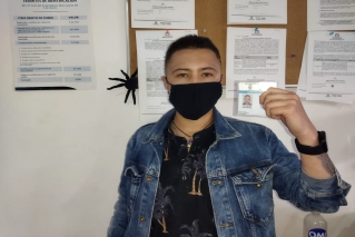 Primer hombre trans que recibe su documento de identidad gracias al Chuchú de la Cédula