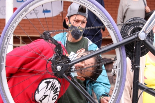Clases de cómo despinchar una llanta de bicicleta, dirigida por un exhabitante de calle