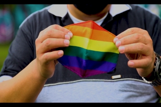 Organizaciones LGBTI crean tapabocas con olor a chicle para prevenir covid-19