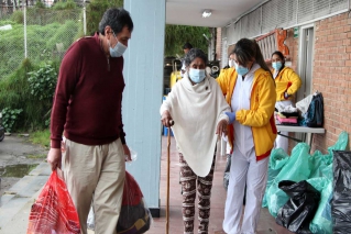 50 personas mayores, habitantes de calle, asistieron a la jornada de autocuidado en el CDC Lourdes