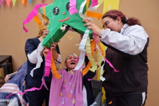 Entre música, baile y sonrisas, personas mayores de la comunidad del cuidado Hogar Casa Nostra celebran la vida