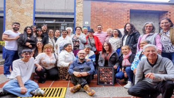 Jóvenes universitarios transforman recuerdos de personas mayores en nuevas narrativas sobre Chapinero
