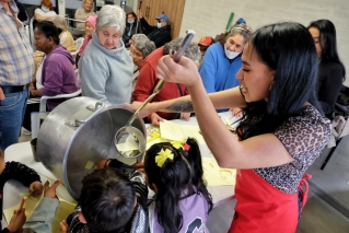 Dos generaciones cocinan historias y bordan esperanza