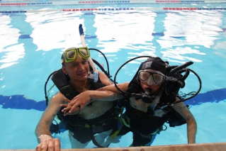 Niños con discapacidad practican buceo en piscinas de Integración Social