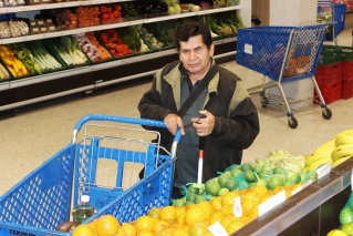 Mensualmente, personas con discapacidad redimen los bonos por alimentos en los supermercados autorizados 