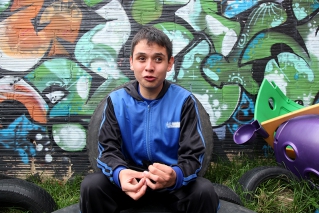 Duván, el adolescente con discapacidad que pinta, canta y es presentador de circo