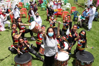 A ritmo de batucada personas mayores del Centro Bosque Popular celebraron el cumpleaños de Bogotá
