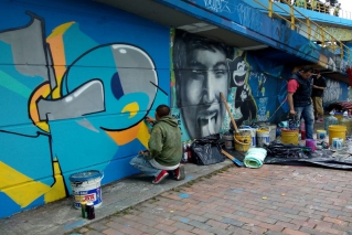Jóvenes se toman la plaza 'Samper Mendoza' para dejar su huella con pintura en 'festival de arte'