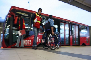 Personal de Transmilenio capacitado para mejorar atención a personas con discapacidad