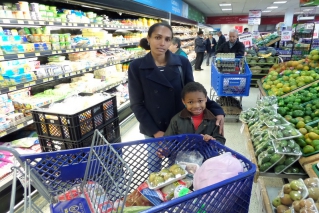 De mercado con Nelly y Ana, dos beneficiarias del proyecto ‘Bogotá Te Nutre’