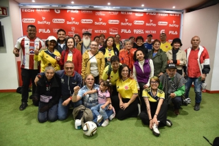 Personas mayores reviven la historia del fútbol en recorrido por el estadio El Campín