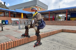 En patines y con 72 años, Rafael fomenta la movilidad sostenible y el cuidando del planeta en Usaquén