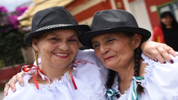 Bogotá teje vejeces para conmemorar el Día Internacional de las Personas Mayores