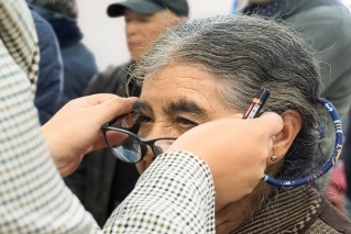 Personas mayores del Centro Día María Goretti reciben gafas para fortalecer su calidad de vida