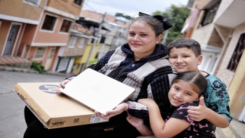 Alcalde Galán entrega computadores a más familias beneficiadas del programa Conexión Social