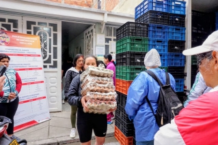 Beneficiarios de ocho comedores comunitarios reciben paquetes alimentarios mientras se adjudica su operación