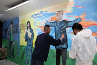 Con un mural, exhabitantes de la calle embellecen el Centro Bakatá