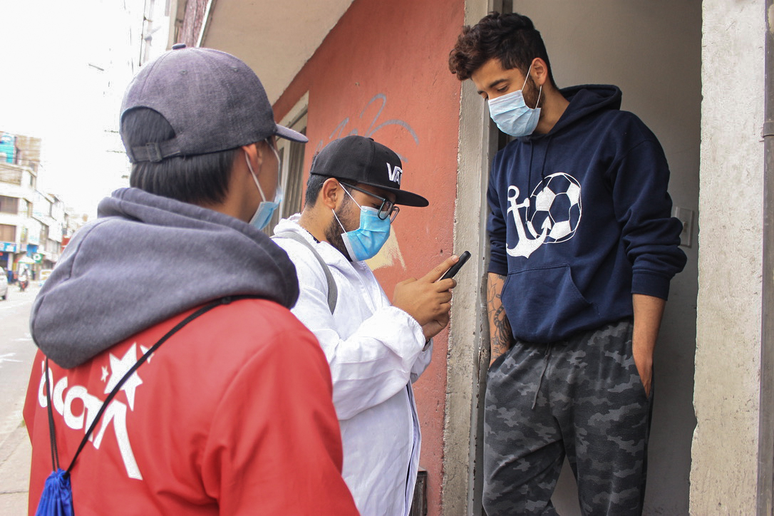 foto de joven recibiendo ayuda