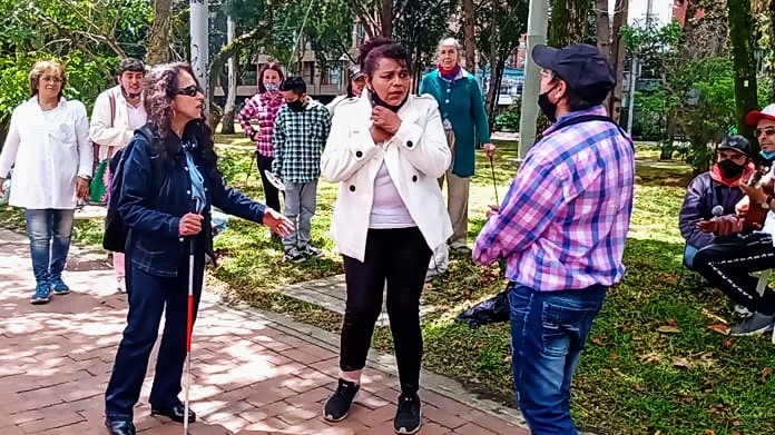 foto de mujeres y hombres con discapacidad hablando en la calle