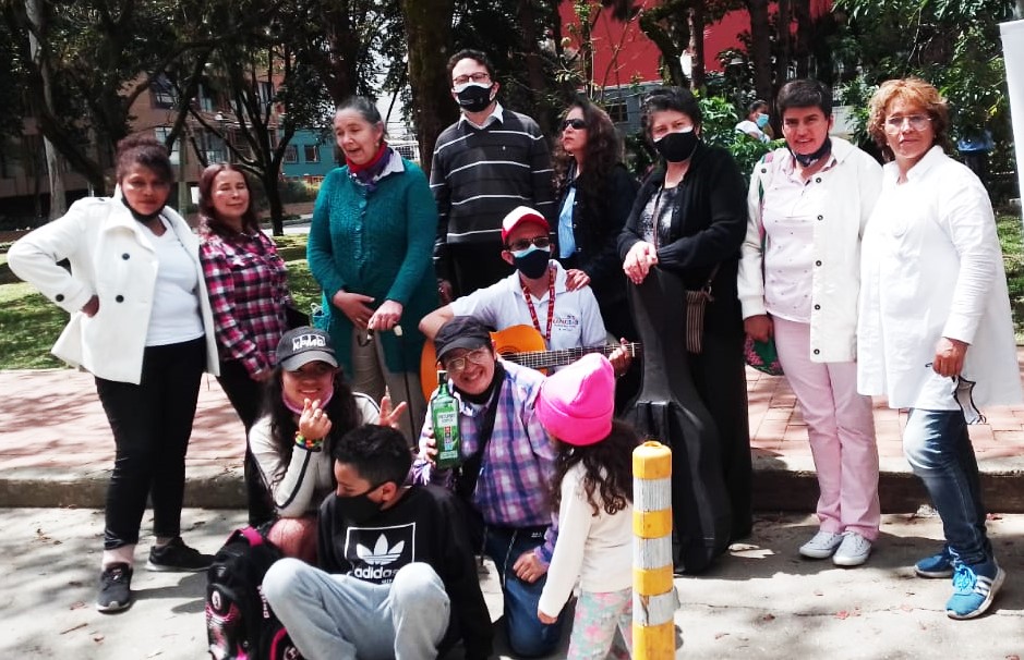 foto de personas posando para foto