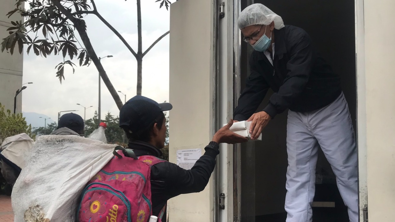 foto de habitantes de calle recibiendo ayudas 2