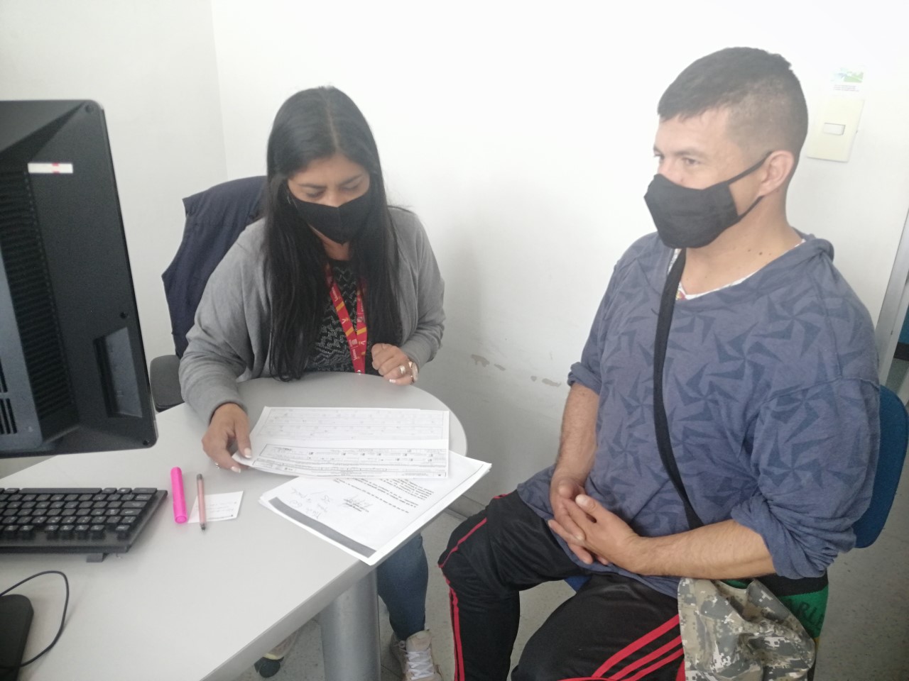 foto de beneficiario hablando con funcionaria