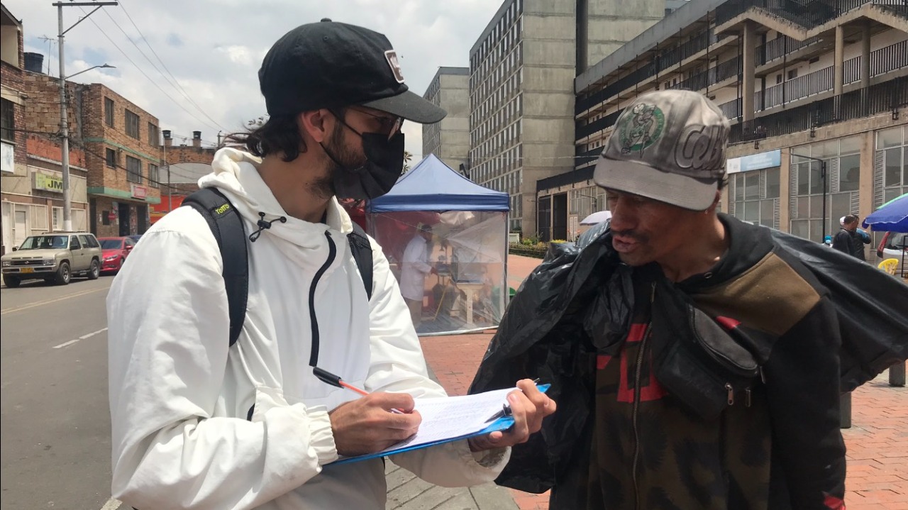 foto de habitantes de calle recibiendo ayudas 1