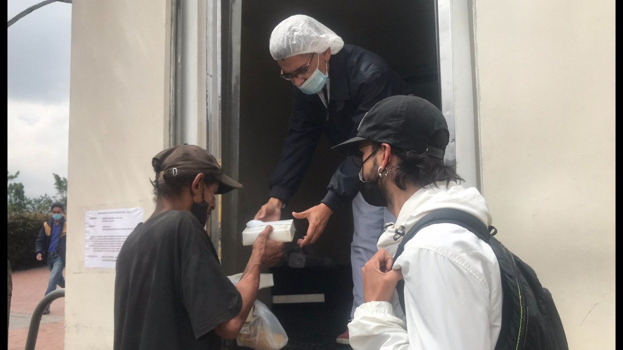 foto de habitantes de calle recibiendo ayudas 3