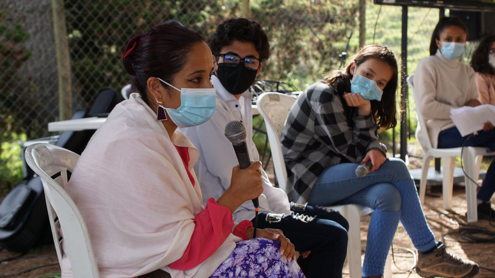 foto de secretaria hablando en publico