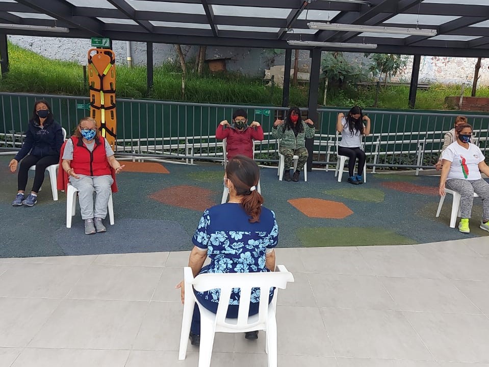 foto de mujeres haciendo ejercicio