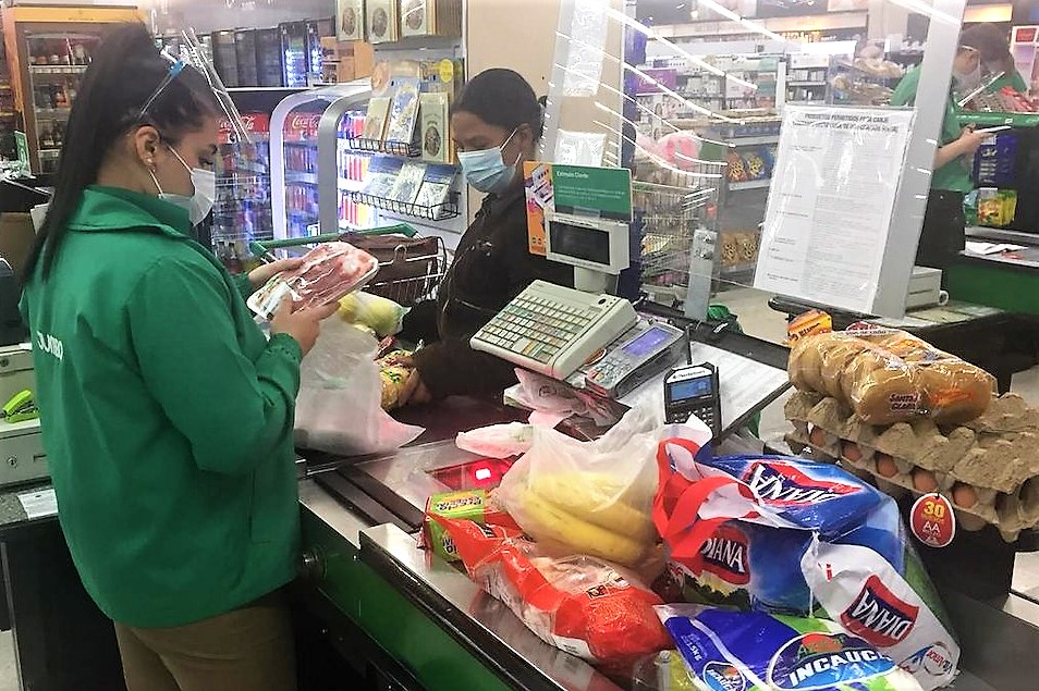 foto de mujer haciendo mercado