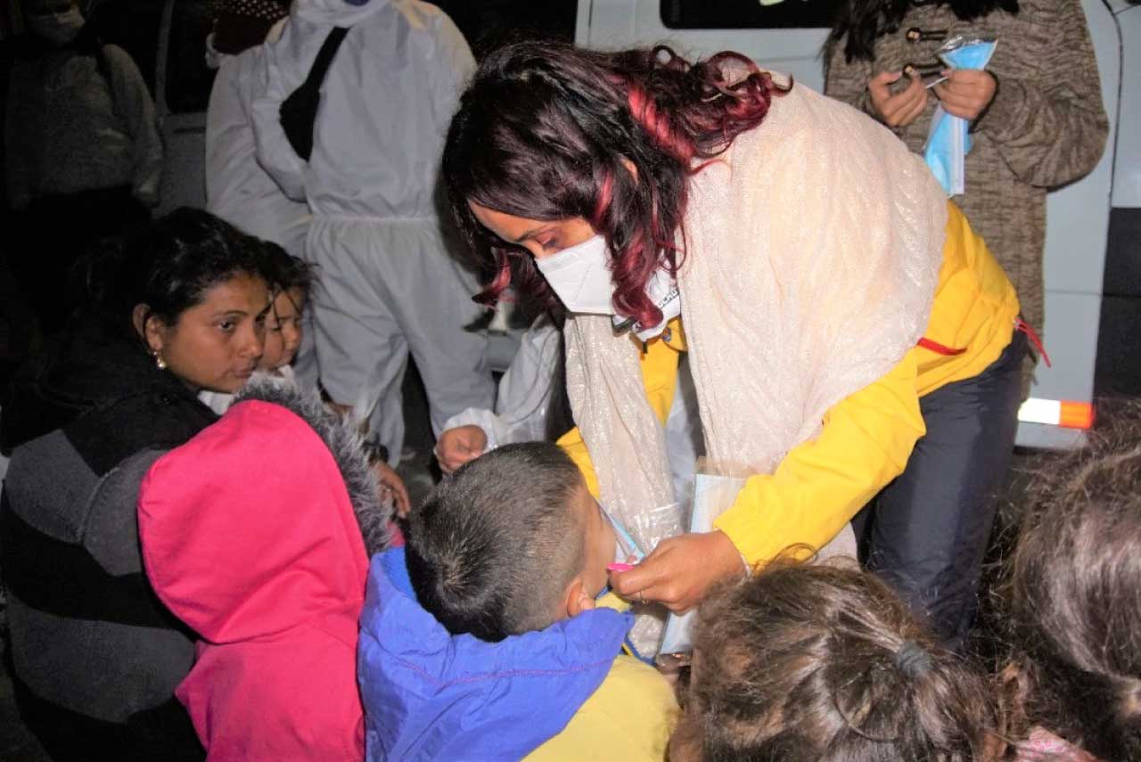 foto de niños y niñas recibiendo ayuda