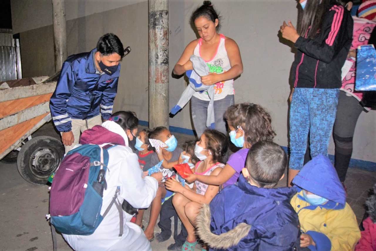 foto de madre con sus hijos