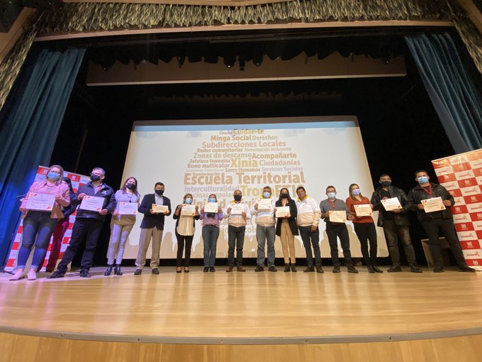 foto de  funcionarios con reconocimiento de la escuela territorial