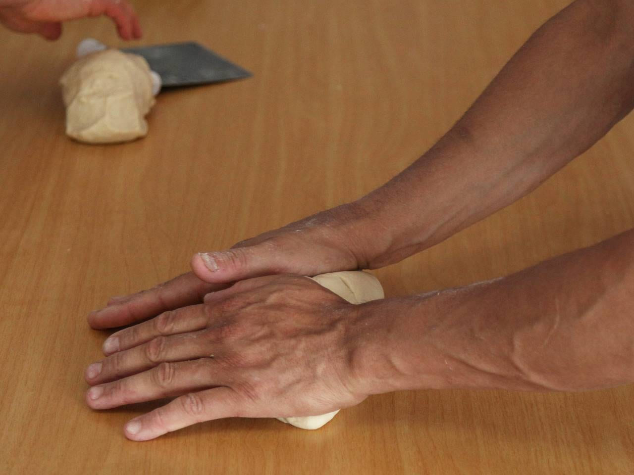 fotos de mujeres haciendo pan