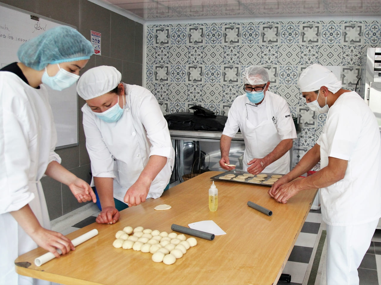 fotos de mujeres haciendo panaderia